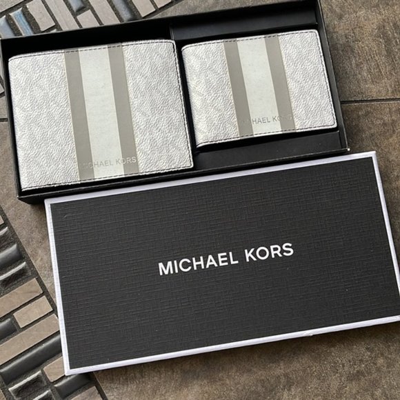 Michael Kors Boxed Signature 3 in 1 Bifold Wallet In White / Pearl Grey - Picture 1 of 12